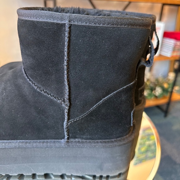 UGGS - Picture 6 of 9